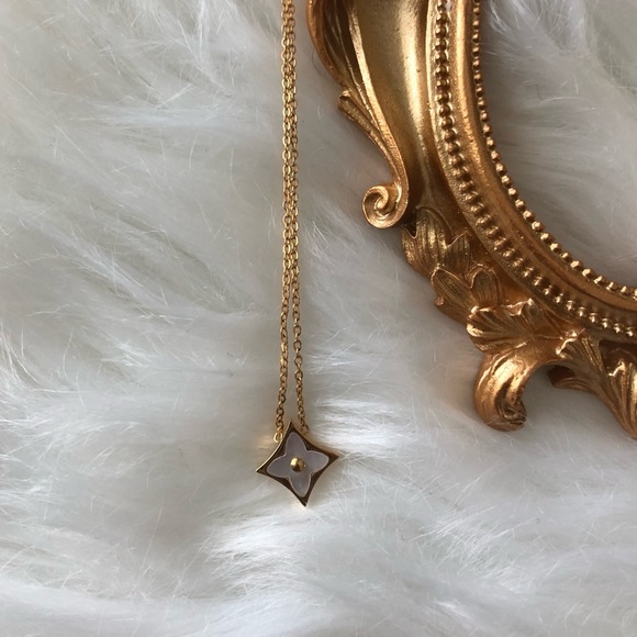 Small Pendant Flower Necklace - Picture 4 of 5